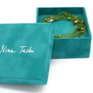 Gargantilla collar palaos verde en caja verde de Nina Tachi