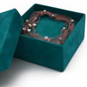 Gargantilla palaos rosa en caja verde de Nina Tachi
