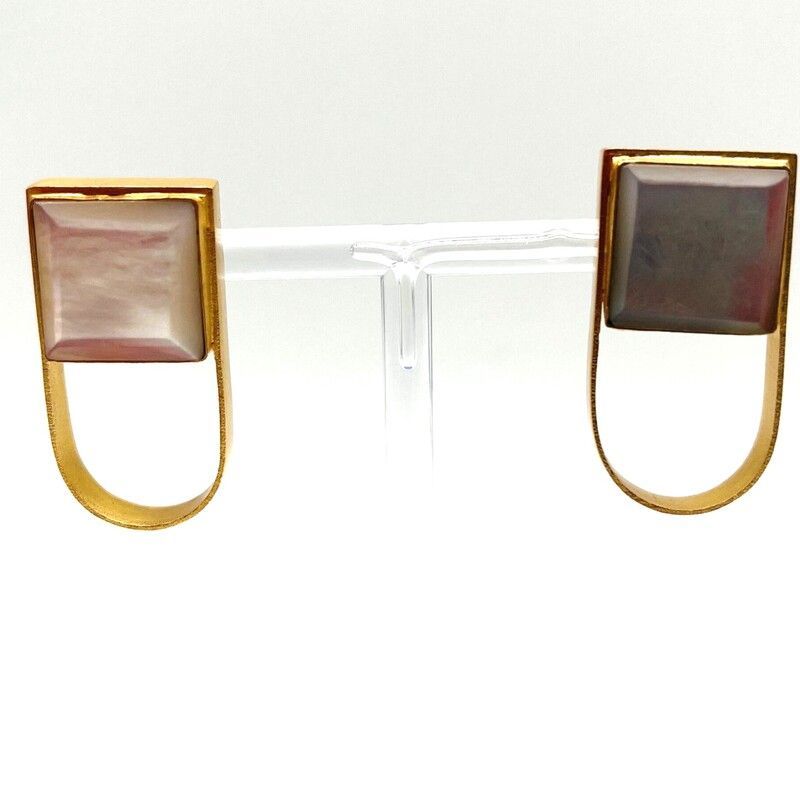 Los pendientes Dakhla nos trasladan con su diseño a un lugar paradisiaco y el nácar aporta la belleza y elegancia del color blanco.