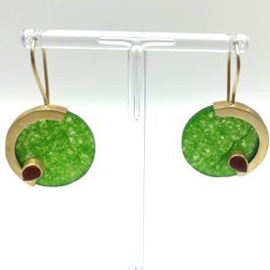 Los pendientes Soudah nos permiten llevar con nosotras la buena suerte del color verde y la armonía del pétalo rojo ágata.